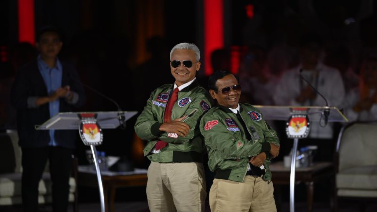 Pasangan calon presiden dan wakil presiden nomor urut 3 Ganjar Pranowo-Mahfud MD berpose di lokasi Debat Ketiga Capres Pemilu 2024 di Istora Senayan, Jakarta, Minggu (7/1/2024). (ANTARA FOTO/Aditya Pradana Putra/foc)
