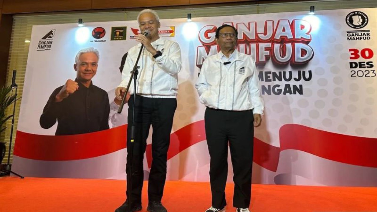 Pasangan calon presiden dan wakil presiden nomor urut 3 Ganjar Pranowo-Mahfud MD saat memberikan keterangan usai menghadiri acara Konsolidasi Akhir Tahun TPN dan Relawan Ganjar-Mahfud di Djakarta Theater, Jakarta, Sabtu (30/12/2023). (ANTARA/Rio Feisal)