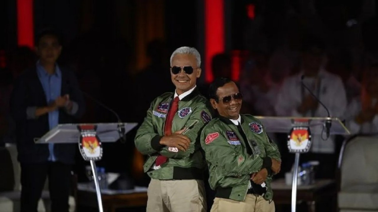 Pasangan calon presiden dan wakil presiden nomor urut 3 Ganjar Pranowo-Mahfud MD berpose di lokasi Debat Ketiga Capres Pemilu 2024 di Istora Senayan, Jakarta, Minggu (7/1/2024). (ANTARA FOTO/Aditya Pradana Putra/foc.)