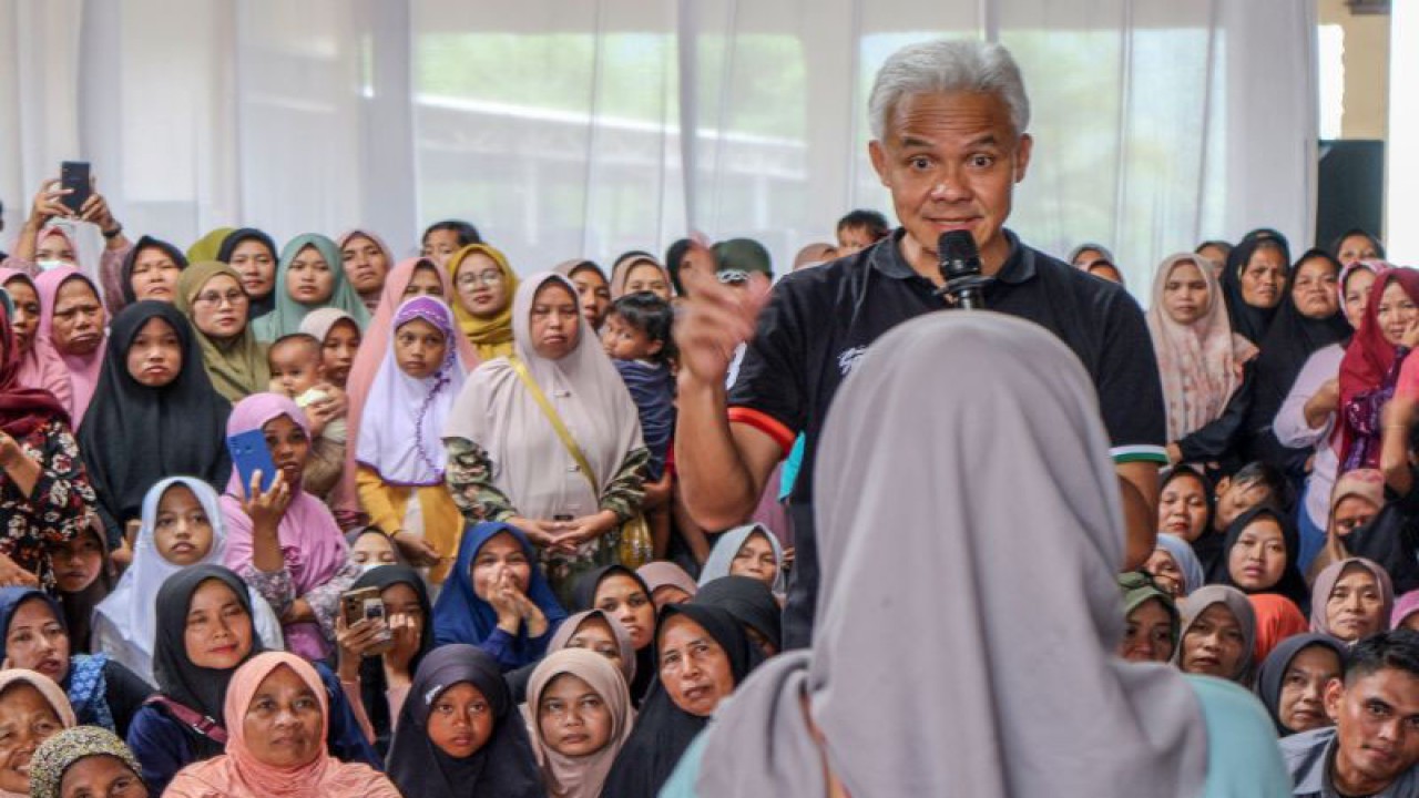 Calon presiden nomor urut 3 Ganjar Pranowo saat berdialog dengan buruh penderas kelapa di Kabupaten Banjarnegara, Jawa Tengah, Senin (15/1/2024). (ANTARA FOTO/Yulius Satria Wijaya/nz)