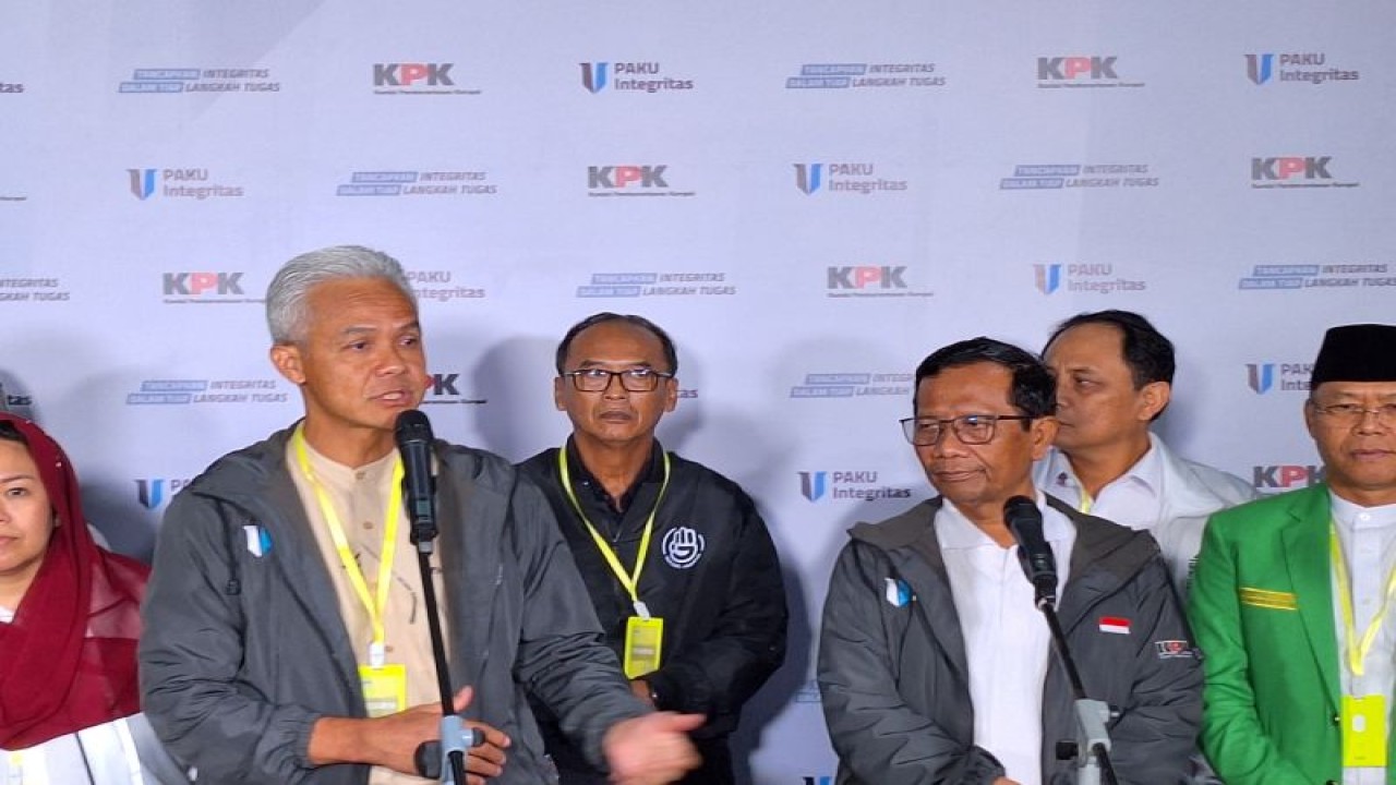 Calon Presiden dan Calon Wakil Presiden Nomor Urut 3 Ganjar Pranowo-Mahfud Md berikan keterangan usai hadir dalam acara Penguatan Antikorupsi bagi Penyelenggara Negara Berintegritas (Paku Integritas) di Gedung Joeang KPK, Jakarta Selatan, Rabu (17/1/2024). ANTARA/Fianda SJofjan Rassat