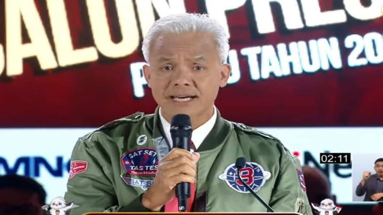 Tangkapan layar Capres dan Cawapres Nomor Urut Tiga Ganjar Pranowo dan Mahfud MD menggunakan tampilan "Top Gan" dalam debat ketiga Capres yang dilangsungkan di Istora Senayan, Jakarta Pusat, Minggu (7/1/2024) malam. ANTARA/Livia Kristianti