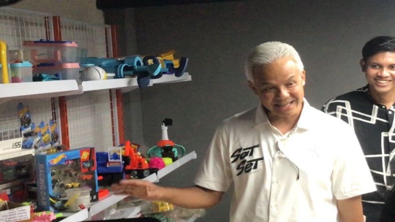 Calon presiden nomor urut tiga Ganjar Pranowo pabrik pembuatan mainan anak, Jaya Setia Plastik di Kabupaten Demak, Jawa Tengah, Selasa (2/1/2024). ANTARA/Devi Nindy