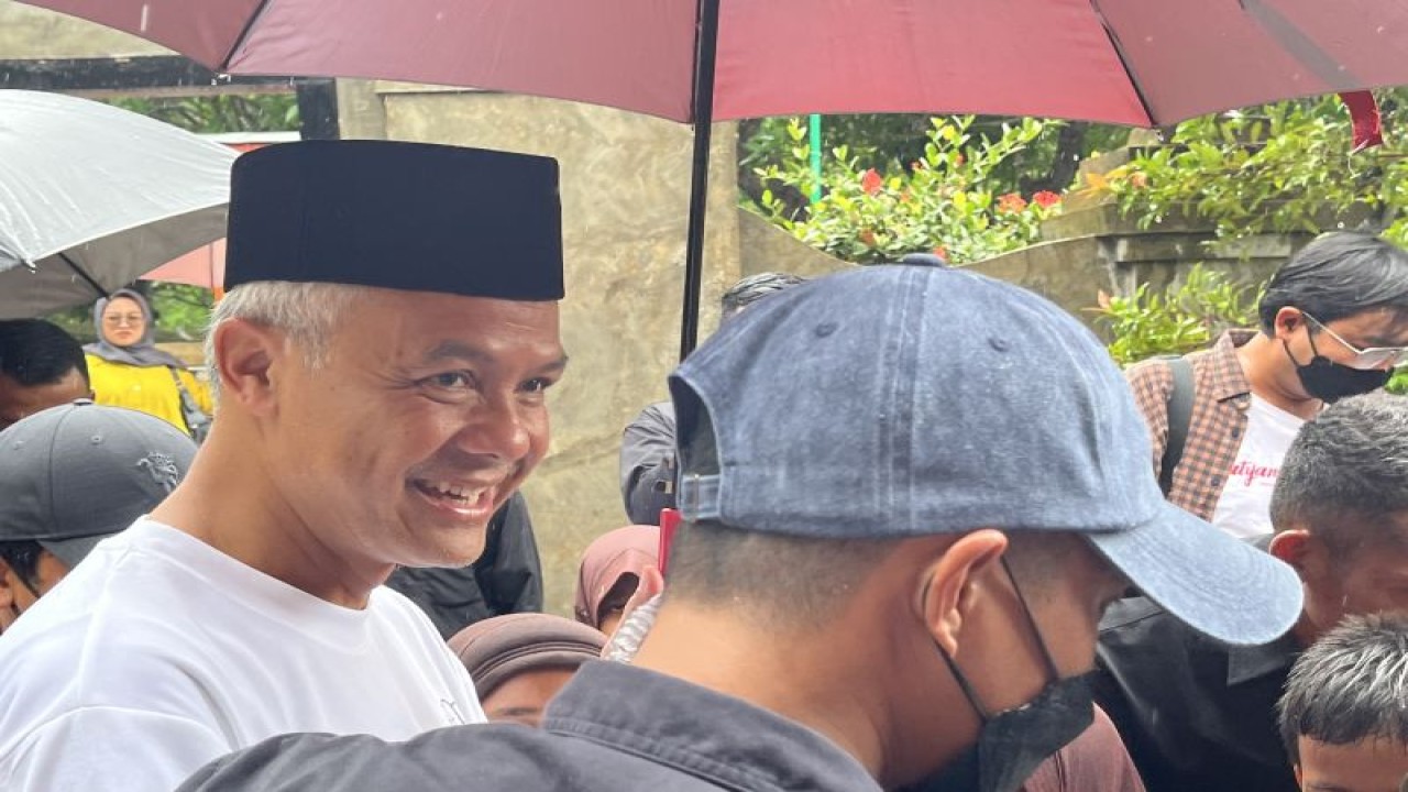 Calon Presiden (Capres) nomor urut 3 Ganjar Pranowo pasca berziarah ke makam Bathoro Katong di Plampitan, Setono, Kecamatan Jenangan, Kabupaten Ponorogo, Jumat (19/01/2024). ANTARA/M. Baqir Idrus Alatas