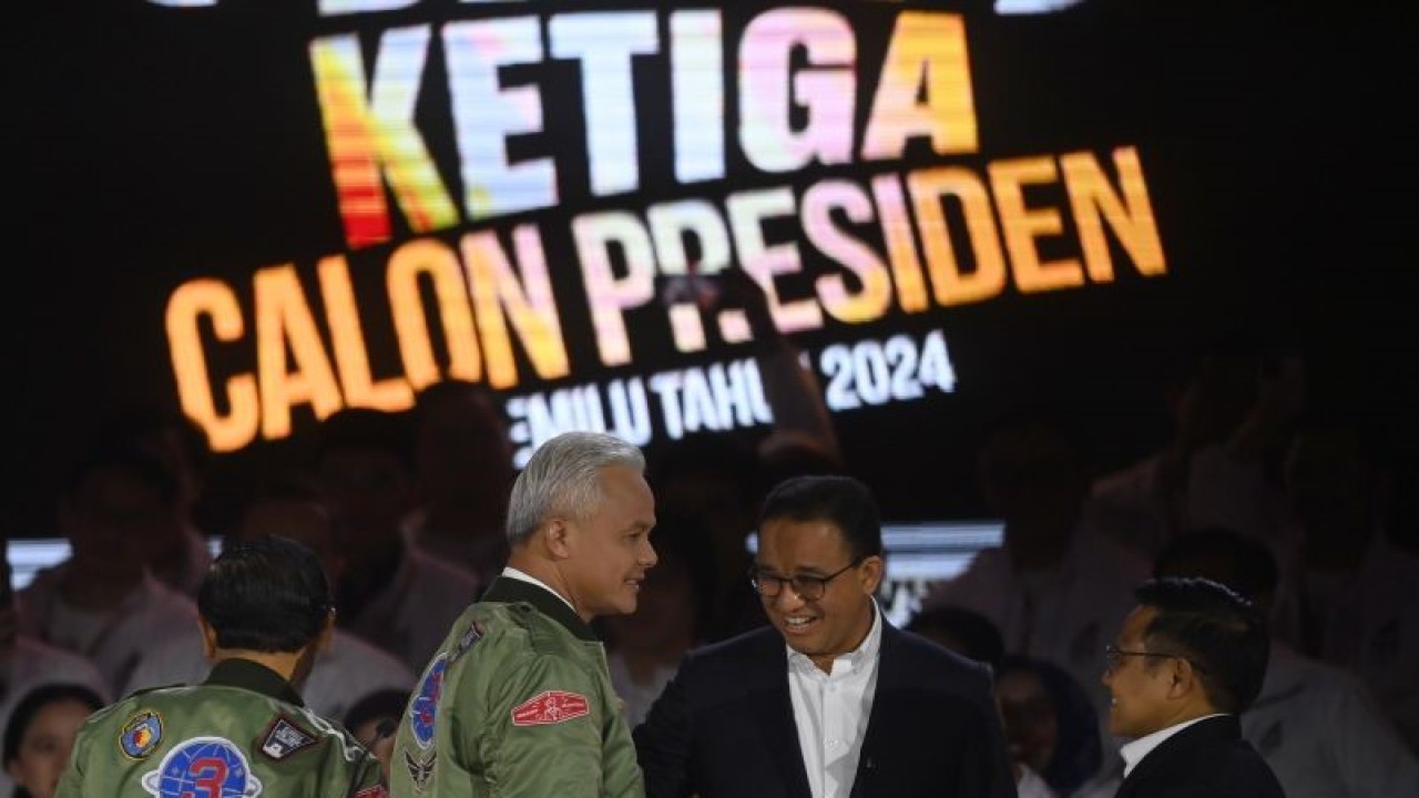 Capres nomor urut tiga Ganjar Pranowo (kiri) berbincang dengan capres nomor urut satu Anies Baswedan usai tiba di lokasi debat ketiga Pilpres 2024 di Istora Senayan, Jakarta, Minggu (7/1/2024). Debat kali ini bertemakan pertahanan, keamanan, hubungan internasional, globalisasi, geopolitik, dan politik luar negeri. ANTARA FOTO/Aditya Pradana Putra/foc. (ADITYA PRADANA PUTRA/ADITYA PRADANA PUTRA) (ADITYA PRADANA PUTRA/ADITYA PRADANA PUTRA/ADITYA PRADANA PUTRA)