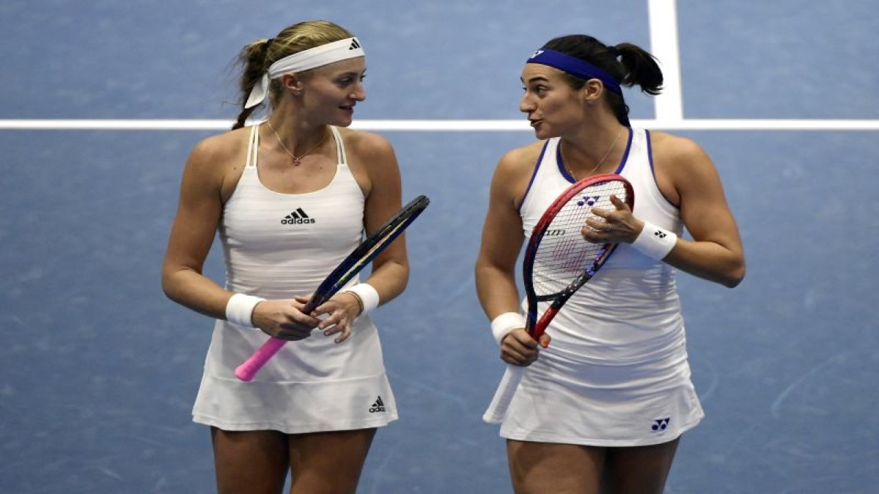 Petenis Prancis Caroline Garcia (kanan) saat berpasangan dengan Kristina Mladenovic (kiri) dalam turnamen Billie Jean King Cup Finals 2023 di Stadion La Cartuja, Seville, Spanyol, 8 November 2023. (ANTARA/AFP-CRISTINA QUICLER)