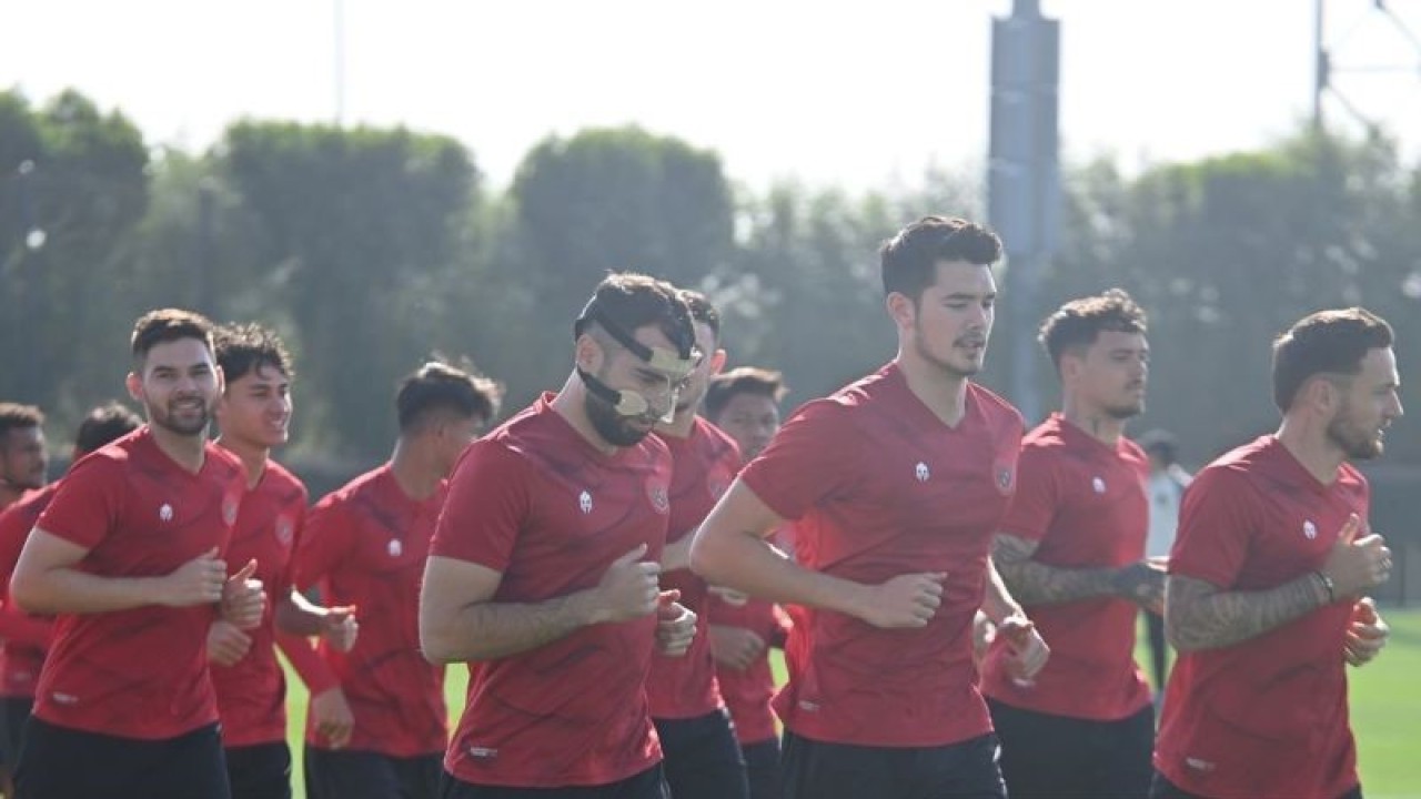 Timnas Indonesia melakukan latihan di Lapangan Al Egla 2, Lusail, Qatar, Senin (22/1/2024). Timnas Indonesia akan bertanding melawan Timnas Jepang pada pertandingan ketiga grup D Piala Asia 2023 di Qatar pada Rabu (24/1/2024). ANTARA FOTO/Yusran Uccang/tom.