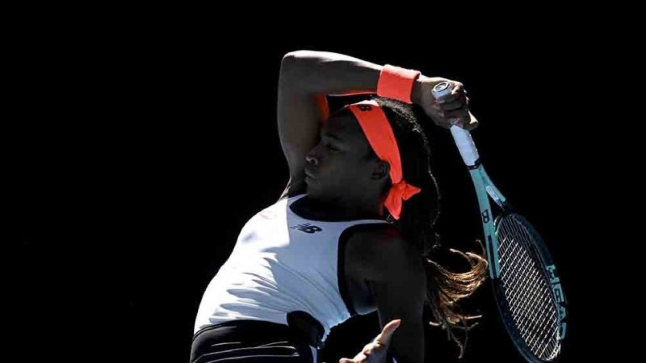 Petenis Amerika Serikat Coco Gauff beraksi menghadapi kompatriotnya Bernarda Pera pada putaran ketiga Australian Open di Melbourne Park, Melbourne, Australia, Jumat (20/1/2023). ANTARA FOTO/REUTERS/Jaimi Joy/rwa.