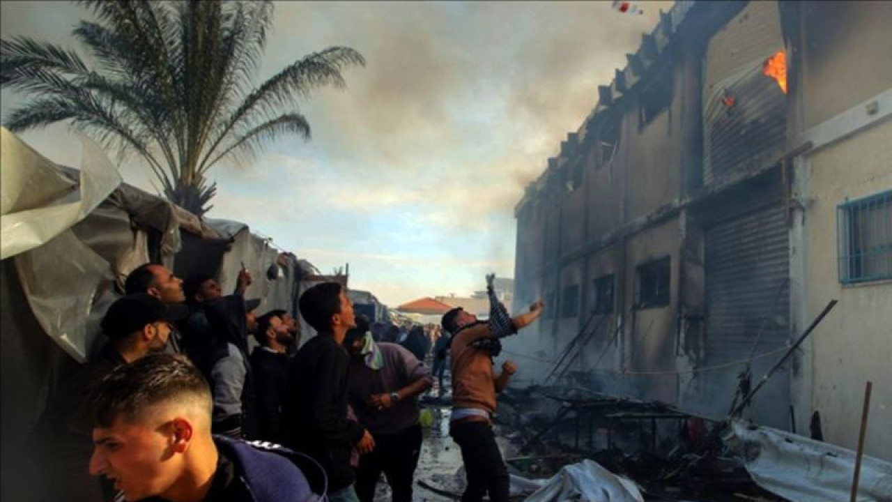 Asap membubung setelah rentetan serangan Israel menghantam gedung pusat pelatihan Badan Bantuan dan Pekerjaan PBB untuk Pengungsi Palestina (UNRWA), di Khan Yunis, Gaza, Rabu (24/1/2024). ANTARA/Anadolu/tm/am.