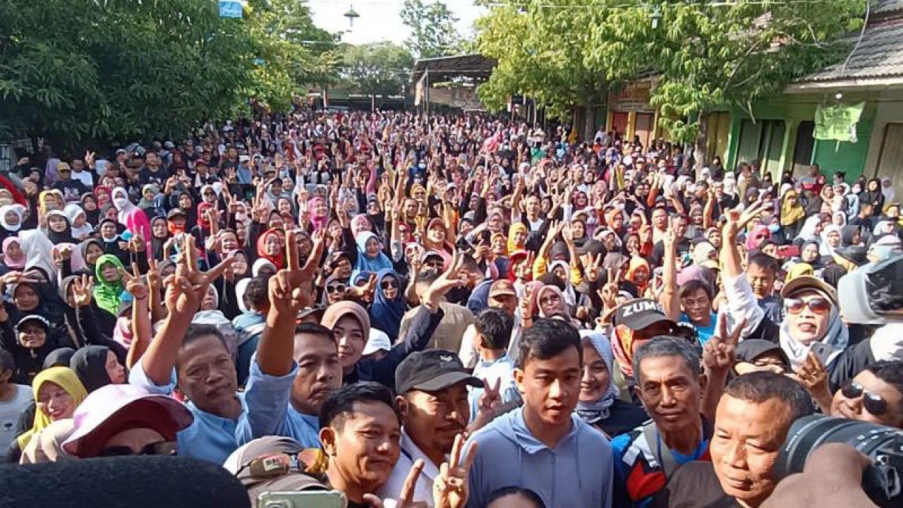 Calon wakil presiden nomor urut 2 Gibran Rakabuming Raka berkampanye di Pasar Gemolong, Sragen, Jawa Tengah, Senin (1/1/2024). ANTARA/HO-Tim Media Gibran Rakabuming Raka