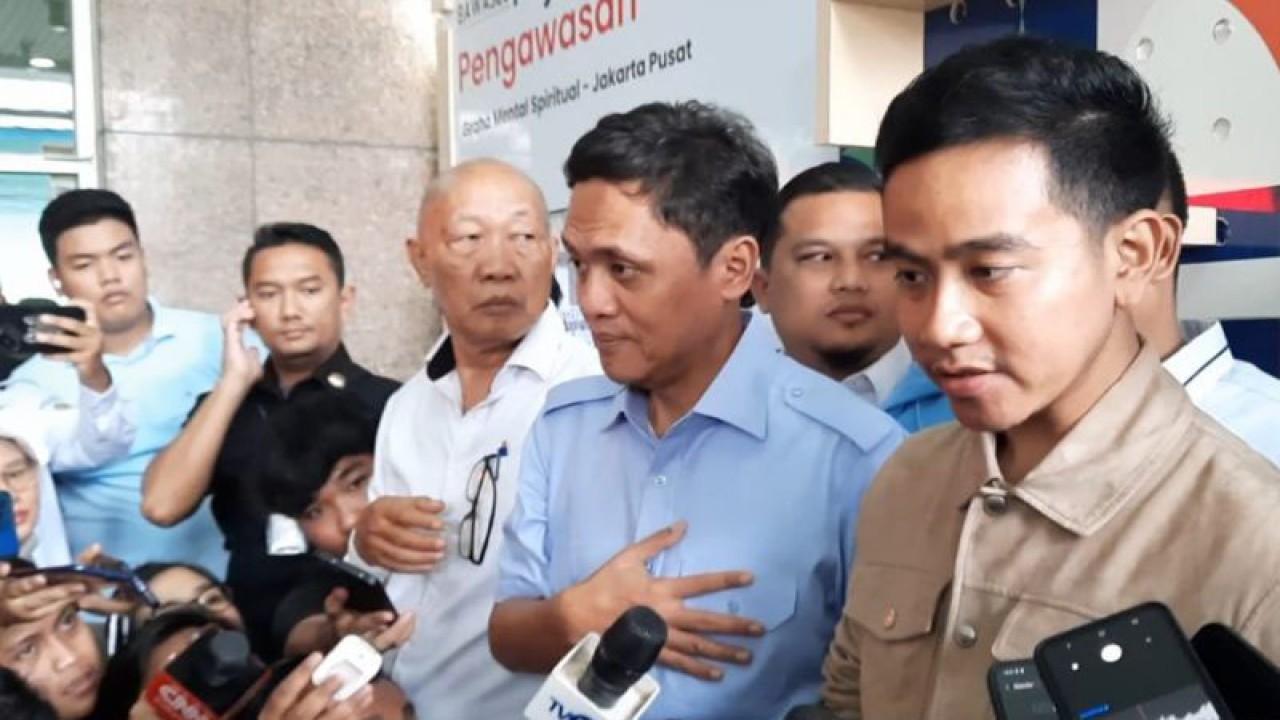 Cawapres nomor urut dua Gibran Rakabuming Raka saat memberikan keterangan kepada wartawan usai memberikan klarifikasi kepada Bawaslu Jakpus di Kantor Bawaslu Jakpus, Jakarta, Rabu (3/1/2024). ANTARA/Tri Meilani Ameliya.