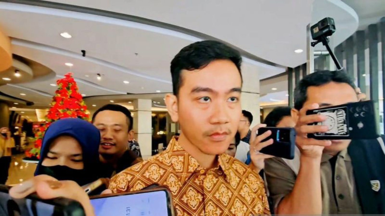 Wali Kota Surakarta Gibran Rakabuming Raka memberikan keterangan kepada wartawan di Solo, Jawa Tengah, Kamis (4/1/2024). ANTARA/Aris Wasita