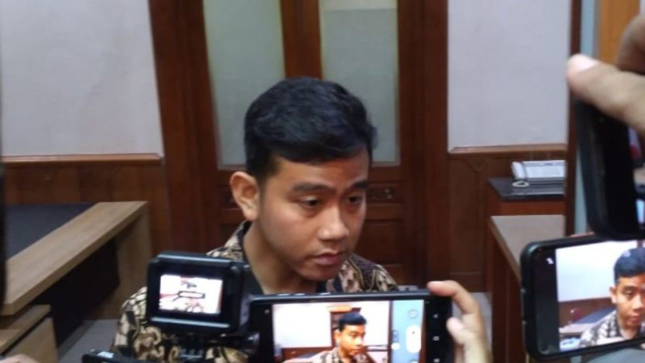 Wali Kota Surakarta Gibran Rakabuming Raka memberikan keterangan kepada wartawan di Solo, Jawa Tengah, Jumat (5/1/2024). ANTARA/Aris Wasita