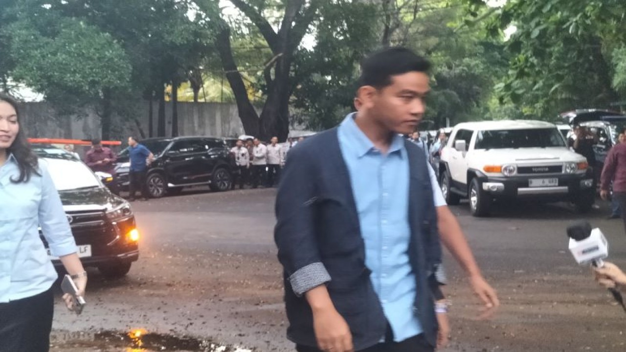 Calon Wakil Presiden RI Gibran Rakabuming Raka di kediaman Prabowo Subianto, Kartanegara, Jakarta Selatan, Minggu (7/1/2024) ANTARA/Walda