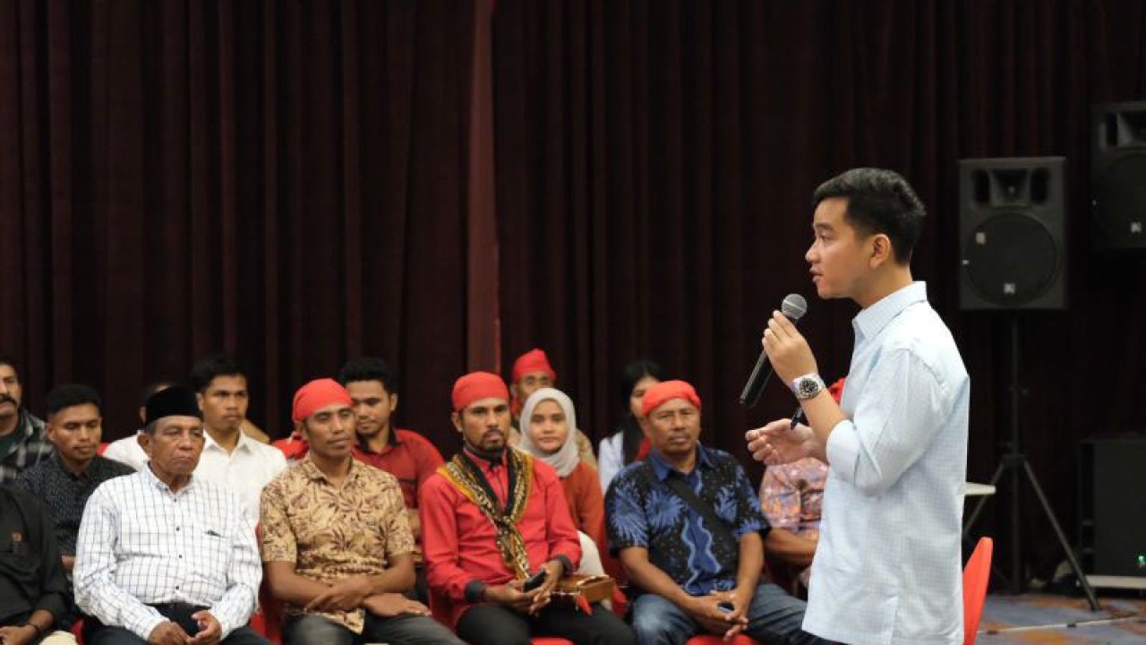 Calon Wakil Presiden RI Gibran Rakabuming Raka berbicara saat bersilaturahmi dengan para raja Maluku di Ambon, Maluku, Senin (8/1/2023). ANTARA/HO-Tim media Gibran Rakabuming Raka