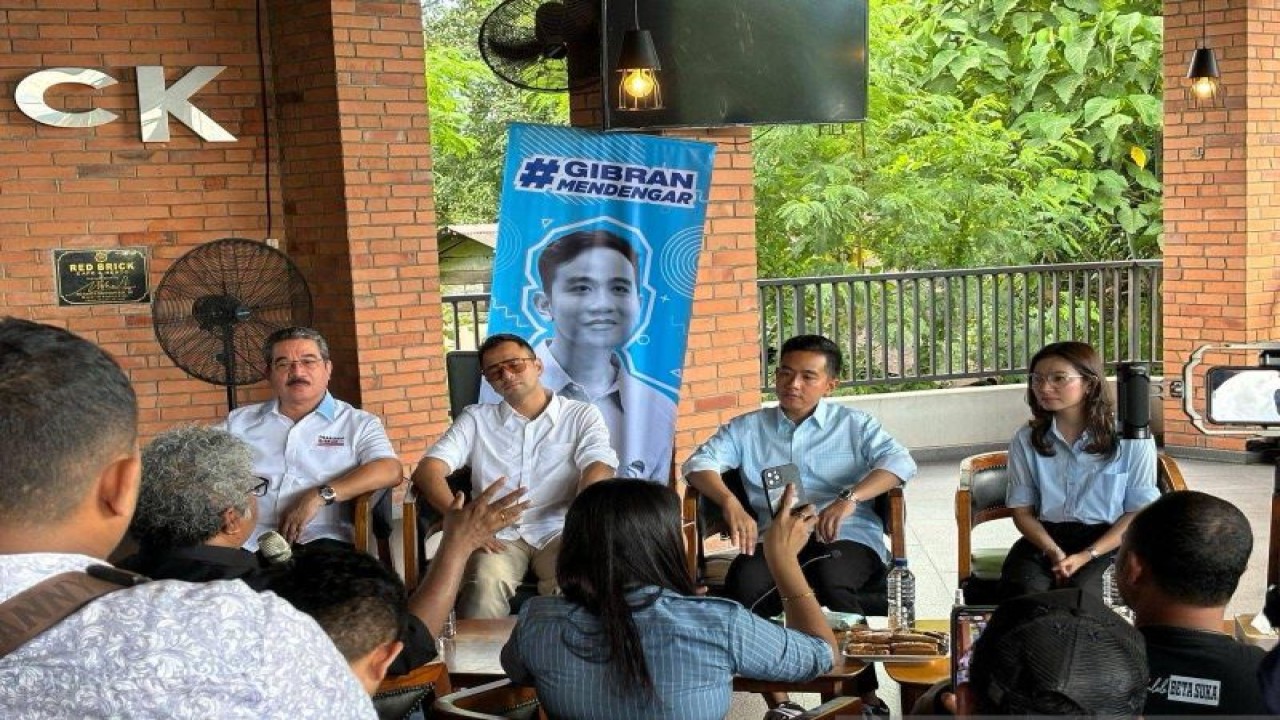 Calon Wakil Presiden RI Gibran Rakabuming Raka berdiskusi dengan komunitas dan pegiat UMKM di Red Bricks Café & Resto, Ambon, Maluku, Senin (8/1/2024). ANTARA/HO-Tim Media Gibran Rakabuming Raka
