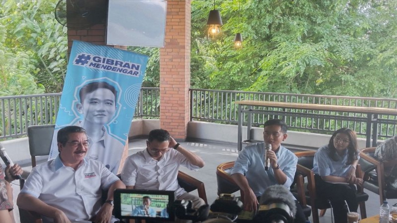 Calon Wakil Presiden Nomor Urut dua, Gibran Rakabuming Raka berdialog dengan pelaku ekonomi kreatif di Ambon melalui kegiatan "Gibran mendengar"yang dilaksanakan di Ref Brick Cafe Ambon, Senin (8/1). ANTARA/ Penina F Mayaut.