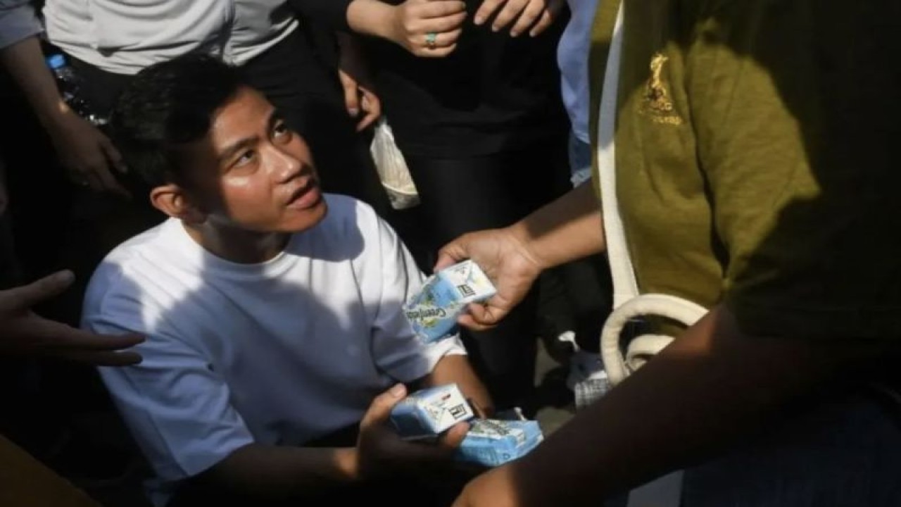 Arsip foto - Cawapres nomor urut 2 Gibran Rakabuming Raka membagikan susu kemasan ke warga di area hari bebas kendaraan bermotor (HBKB) Jalan MH Thamrin, Jakarta, Minggu (3/12/2023). Dalam kesempatan tersebut Gibran menyapa warga yang sedang berolah raga saat HBKB atau "car free day" (CFD) dan membagikan susu ke anak-anak. (ANTARA FOTO/Aditya Pradana Putra/rwa)