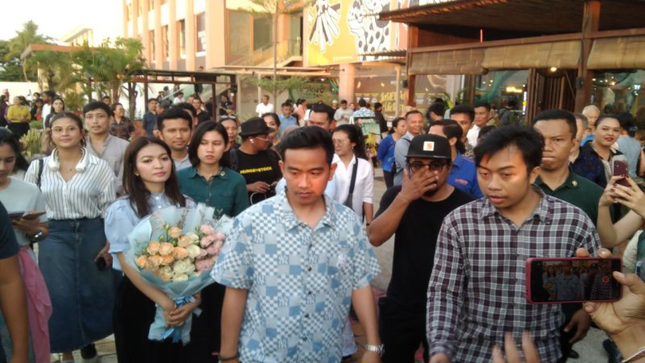 Wali Kota Solo Gibran Rakabuming Raka (batik biru/kedua kanan) di Kuta, Kabupaten Badung, Bali, Selasa (9/1/2024). ANTARA/Dewa Ketut Sudiarta Wiguna