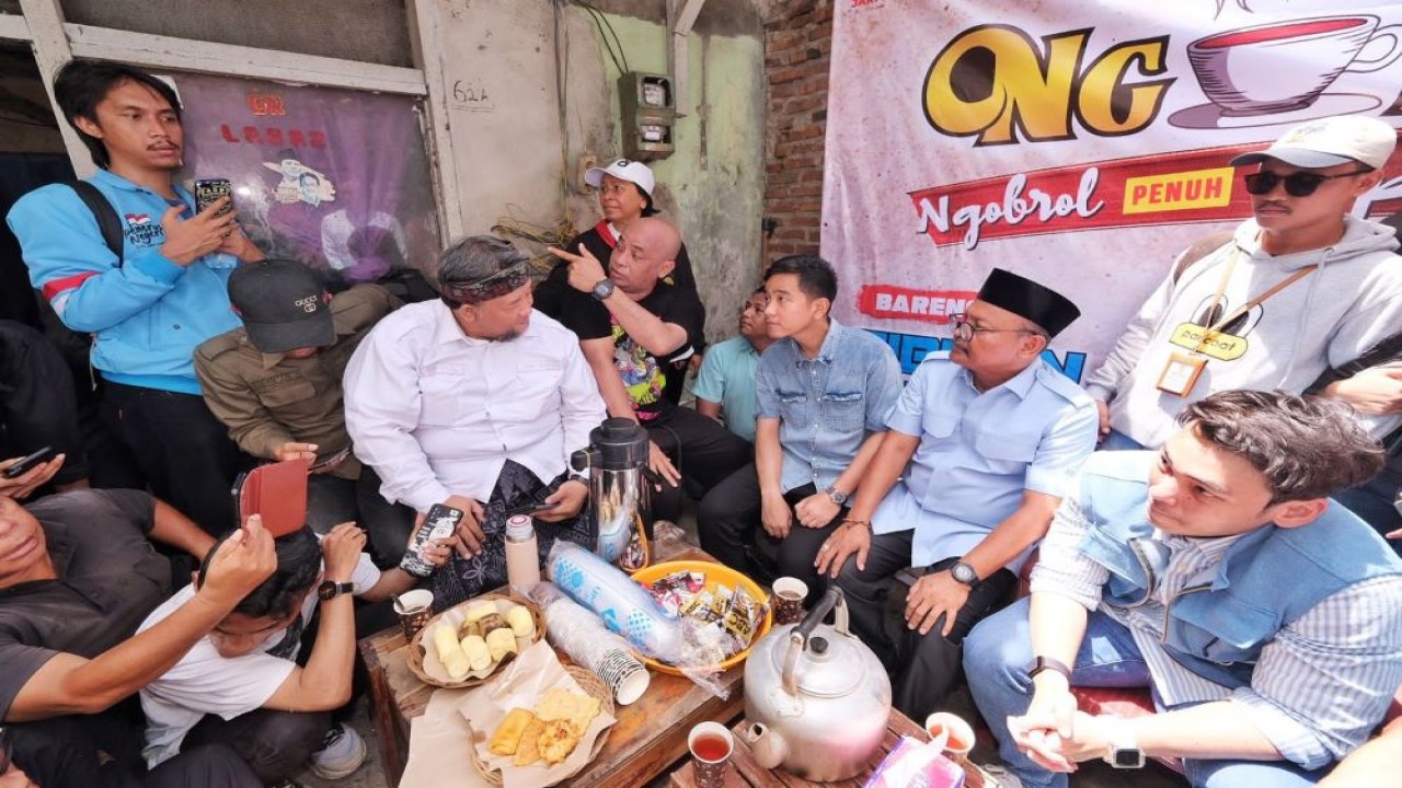 Cawapres nomor urut 2 Gibran Rakabuming Raka blusukan ke gang-gang di Kelurahan Warakas, Jakarta Utara, pada Selasa (16/1/2024). (Istimewa)