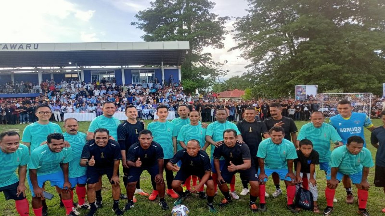 Gibran Rakabuming Raka dan Raffi Ahmad bermain sepak bola bersama legenda Sepakbola asal Maluku di Tulehu (Antara/DedyAzis)