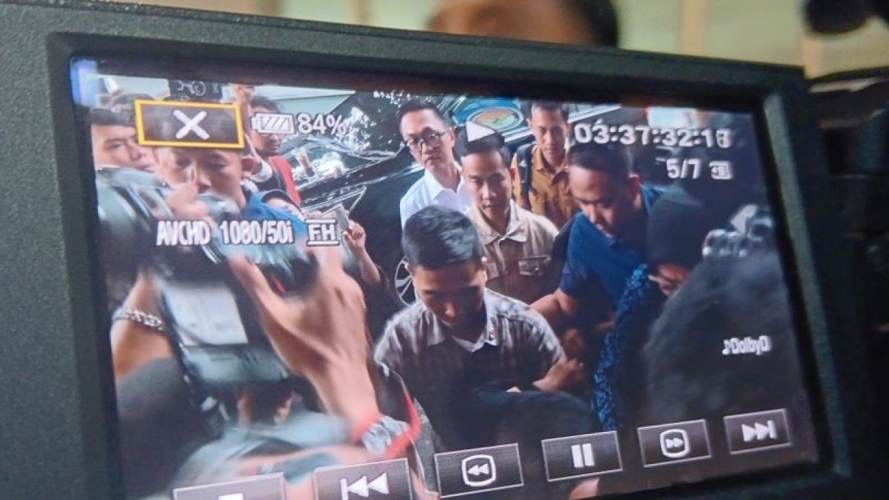 Cawapres nomor urut dua Gibran Rakabuming Raka tiba di Kantor Badan Pengawas Pemilu (Bawaslu) Kota Jakarta Pusat (Jakpus), Rabu (3/1/2024). ANTARA/Tri Meilani Ameliya.