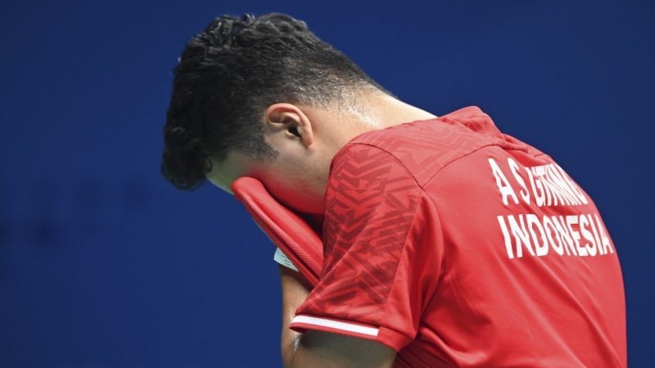 Foto arsip - Pebulu tangkis tunggal putra Indonesia Anthony Sinisuka Ginting mengusap keringatnya saat melawan Li Shifeng asal China pada babak perempatfinal Asian Games 2022 di Binjiang Gymnasium, Hangzhou, China, Kamis (5/10/2023). Ginting gagal melaju ke semifinal usai kalah dengan skor 13-21, 17-21. ANTARA FOTO/M Risyal Hidayat/YU
