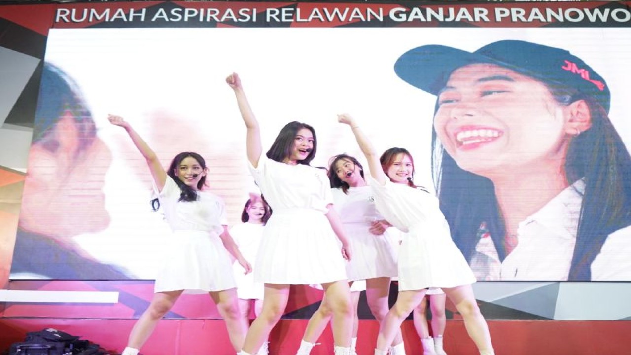Girlband GM24 saat deklarasi di Rumah Aspirasi Relawan atau TKRPP, Jakarta, Minggu (7/1/2024). (ANTARA/HO-Rumah Aspirasi Relawan)