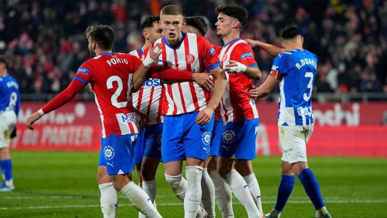Arsip Foto - Pemain Girona Artem Dovbyk dan rekan-rekannya merayakan gol saat melawan Deportivo Alaves, Senin (18/12/2023). ANTARA/AFP/Pau Barrena/am.