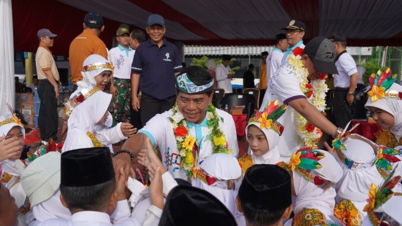 Siswa Madrasah Ibtidaiyah Negeri menyalami Gubernur Kaltara Zainal A Paliwang usai Apel Peringatan Hari Amal Bakti Ke-78 Kementerian Agama RI, di Tanjung Selor, Kabupaten Bulungan, Rabu (3/2/2024). (ANTARA/HO-Adpim Kaltara)