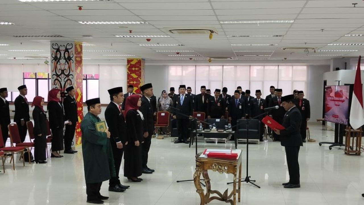Gubernur Kaltara Zainal A Paliwang (kanan) melantik 36 pejabat fungsional melalui tiga orang perwakilan di gedung gabungan dinas Pemprov Kaltara, Selasa (30/1/2024). (ANTARA/Muh. Arfan)