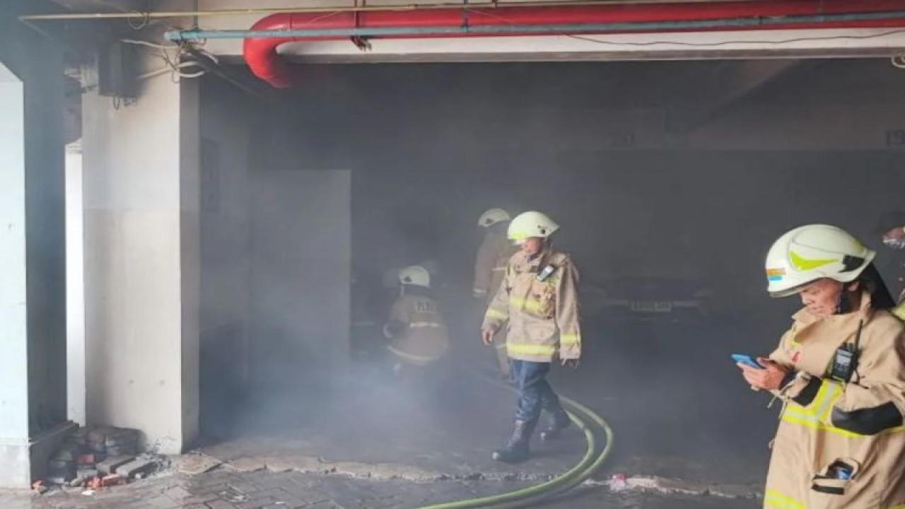 Petugas Gulkarmat Jakarta Timur saat memadamkan api yang membakar ruang mesin genset di dalam dealer dan bengkel mobil PT Astra Internasional (Toyota) di Jalan Raya Kalimalang Kelurahan/Kecamatan Duren Sawit, Jakarta Timur, Senin (22/1/2023). ANTARA/Syaiful Hakim