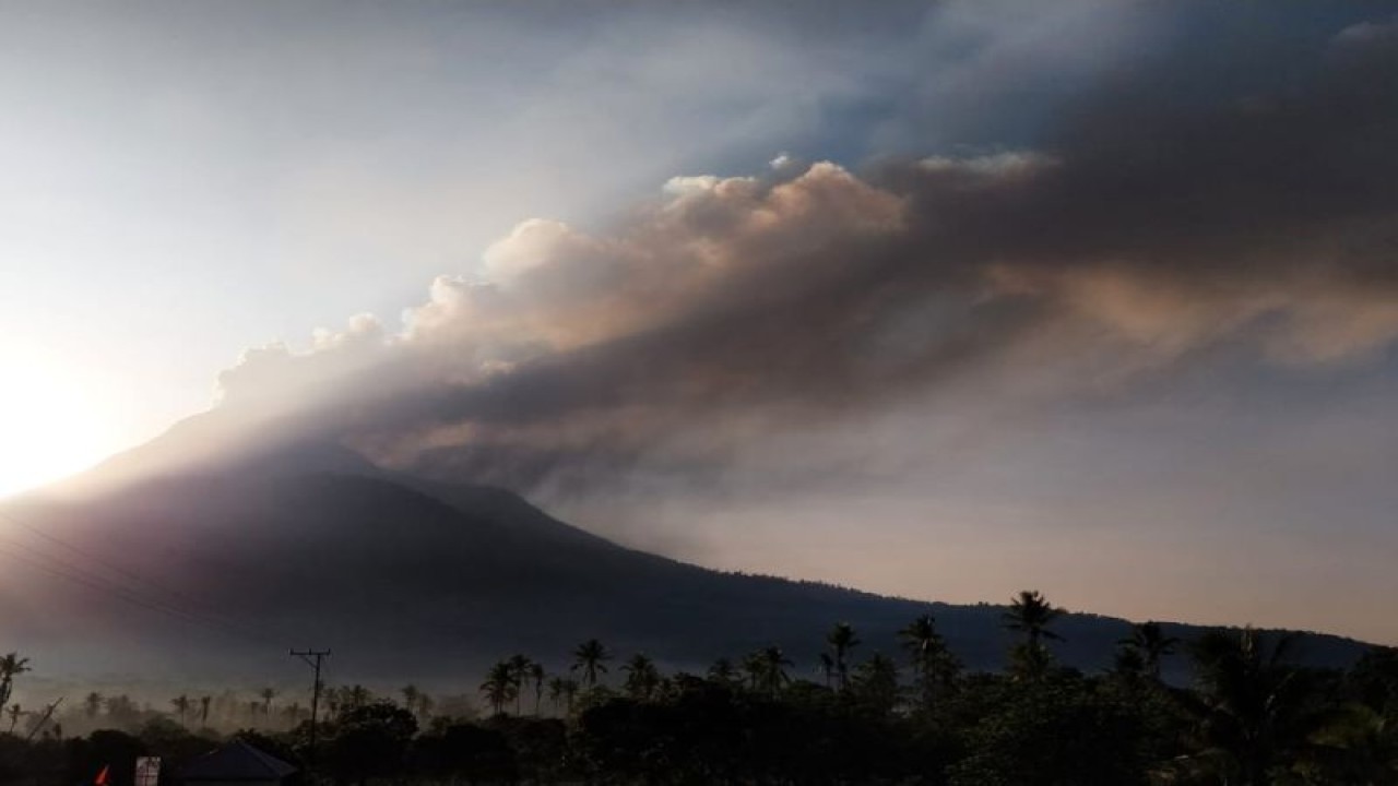 Gunung api Lewotobi Laki-laki di Flores Timur, NTT kembali erupsi, Senin (1/1/2024). (ANTARA/HO-PVMBG)