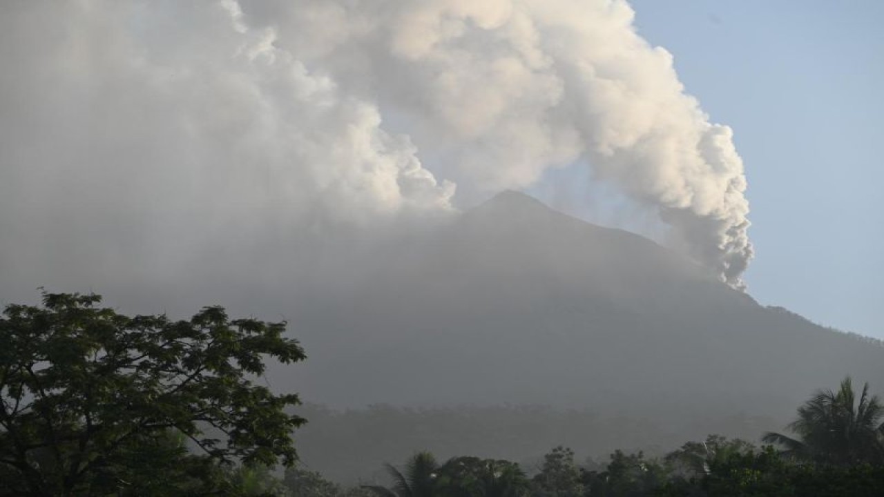Gunung api Lewotobi Laki-laki di Flores Timur, NTT kembali erupsi, Senin (1/1/2024). ANTARA/HO-PVMBG.