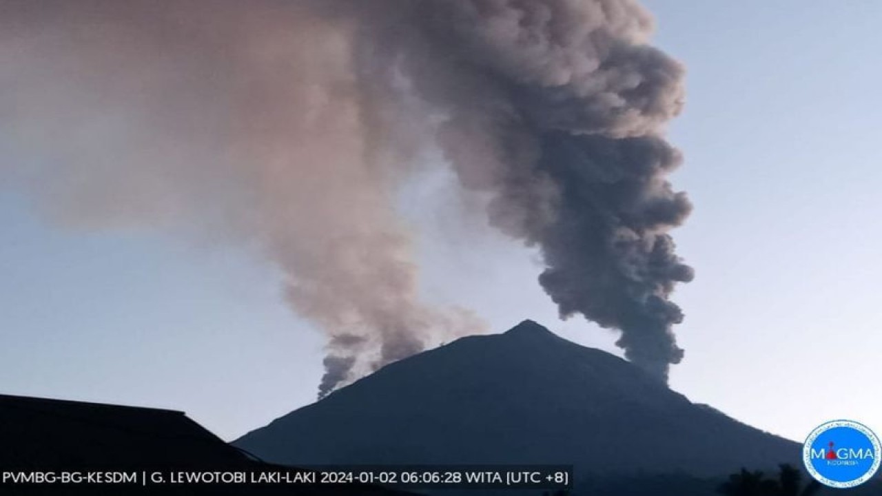 Visual gunung Lewotobi Laki-laki di Flores Timur, NTT, Selasa (2/1/2024). (ANTARA/HO-PVMBG)