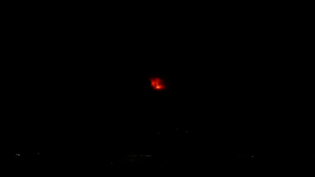 Visual sinar api dari kawah utama Gunung Lewotobi Laki-laki di Flores Timur, NTT, Rabu (10/1/2024) malam. ANTARA/Fransiska Mariana Nuka