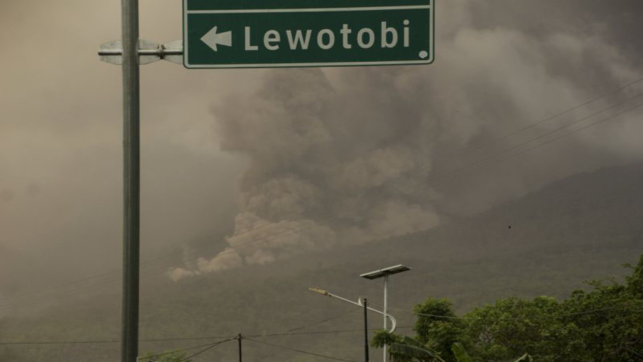 Gunung Lewotobi di Kecamatan Wulanggitang mmengeluarkan material Vulknanik pada Rabu (10/1/2024). ANTARA/Mega Tokan