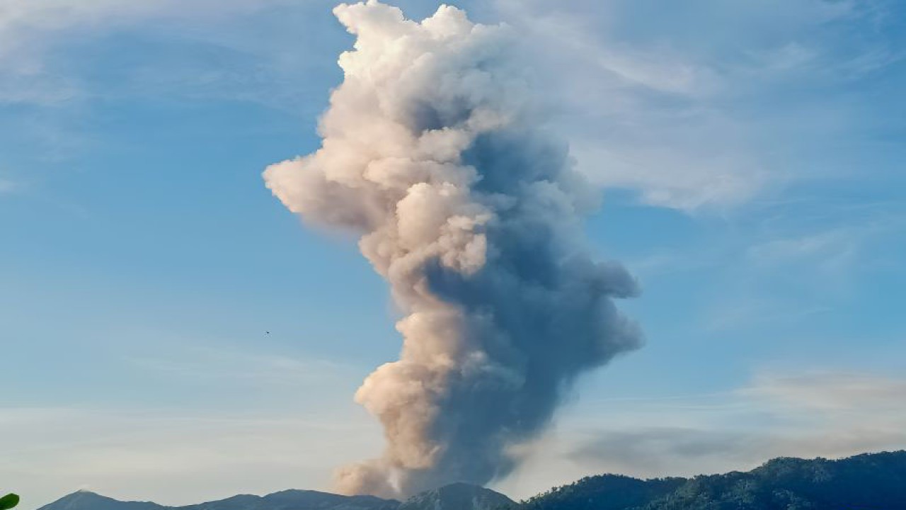 Tangkapan layar kamera CCTV yang memperlihatkan kolom abu vulkanik membumbung ke langit keluar dari kawah Gunung Dukono di Kabupaten Halmahera Utara, Provinsi Maluku Utara, Rabu (3/1/2024). (ANTARA/HO-PVMBG)