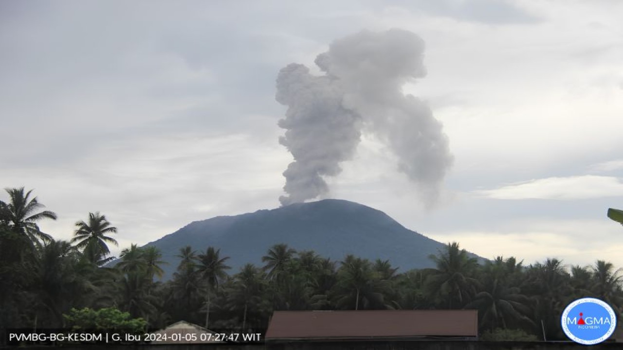 Kolom abu vulkanik membumbung akibat erupsi yang terjadi pada Gunung Ibu di Pulau Halmahera, Provinsi Maluku Utara, Jumat (5/1/2024). ANTARA/HO-PVMBG