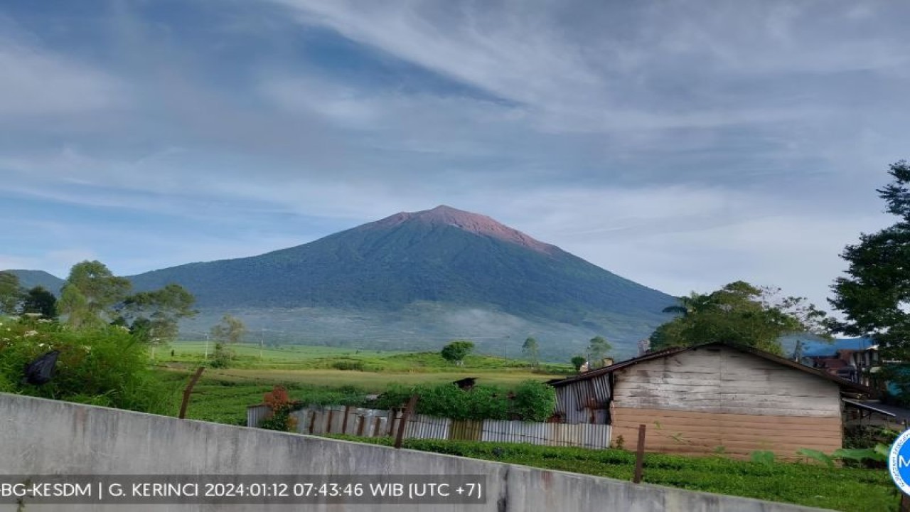 Gunung Kerinci terlihat dari pos pengamatan yang berlokasi di Desa Kersik Tuo, Kecamatan Kayu Aro, Kabupaten Kerinci, Provinsi Jambi. (ANTARA/HO-PVMBG)