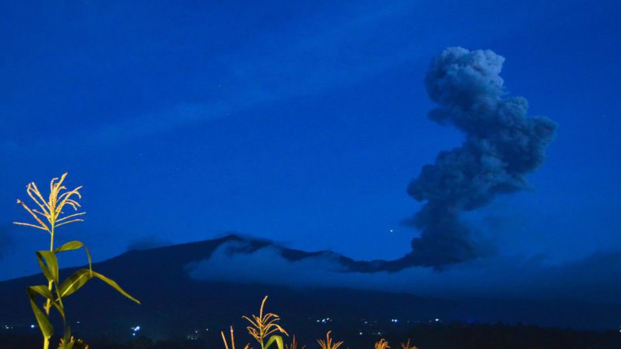 Ilustrasi: Gunung Marapi mengeluarkan abu vulkanik tinggi terlihat dari Nagari Bukik Batabuah, Agam, Sumatera Barat, Senin (8/1/2024) malam. ANTARA FOTO/Iggoy el Fitra/foc.