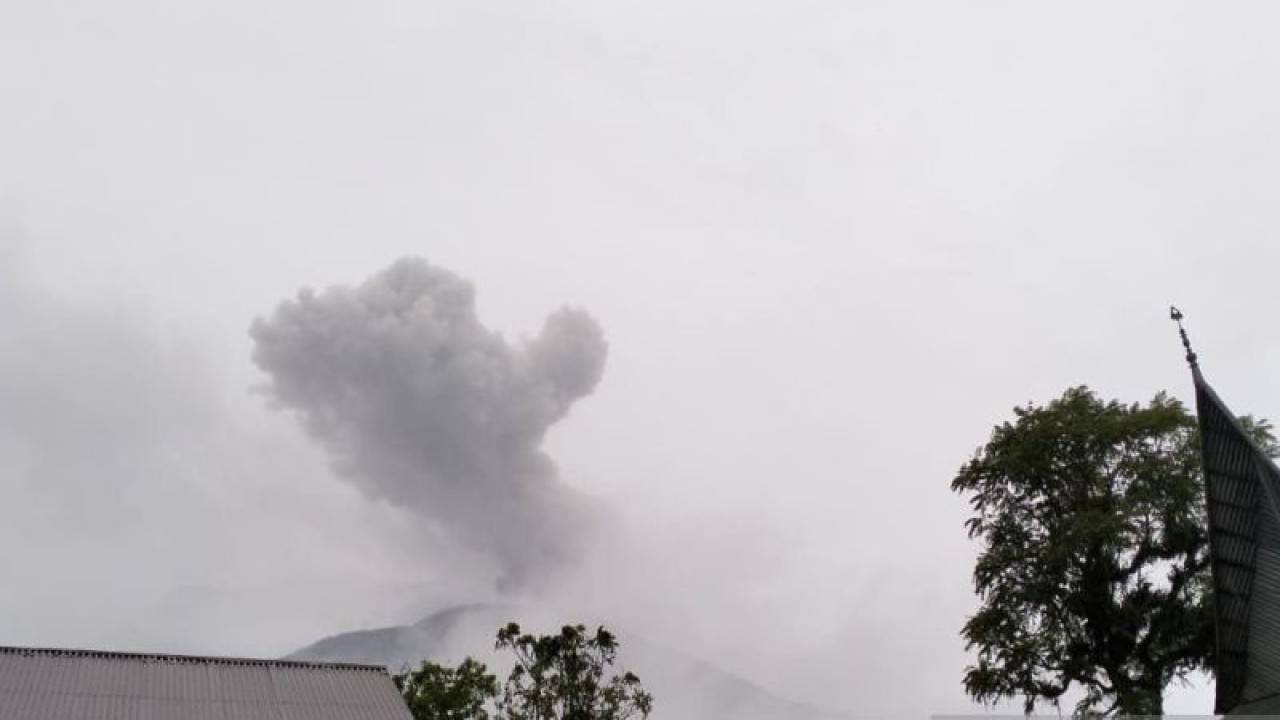 Penampakan Gunung Marapi dari Kabupaten Agam. (ANTARA/Muhammad Zulfikar).