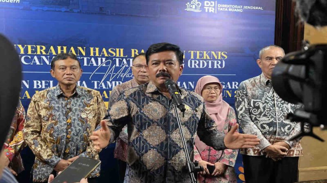 Menteri Agraria dan Tata Ruang/Kepala Badan Pertanahan Nasional (ATR/BPN) Hadi Tjahjanto usai Kegiatan Penyerahan Hasil Bantuan Teknis Rencana Detail Tata Ruang (RDTR) melalui Anggaran Belanja Tambahan Bagian Anggaran Bendahara Umum Negara (ABT BA BUN) Tahun 2023 di Jakarta, Rabu (10/1/2024). ANTARA/Hatianto