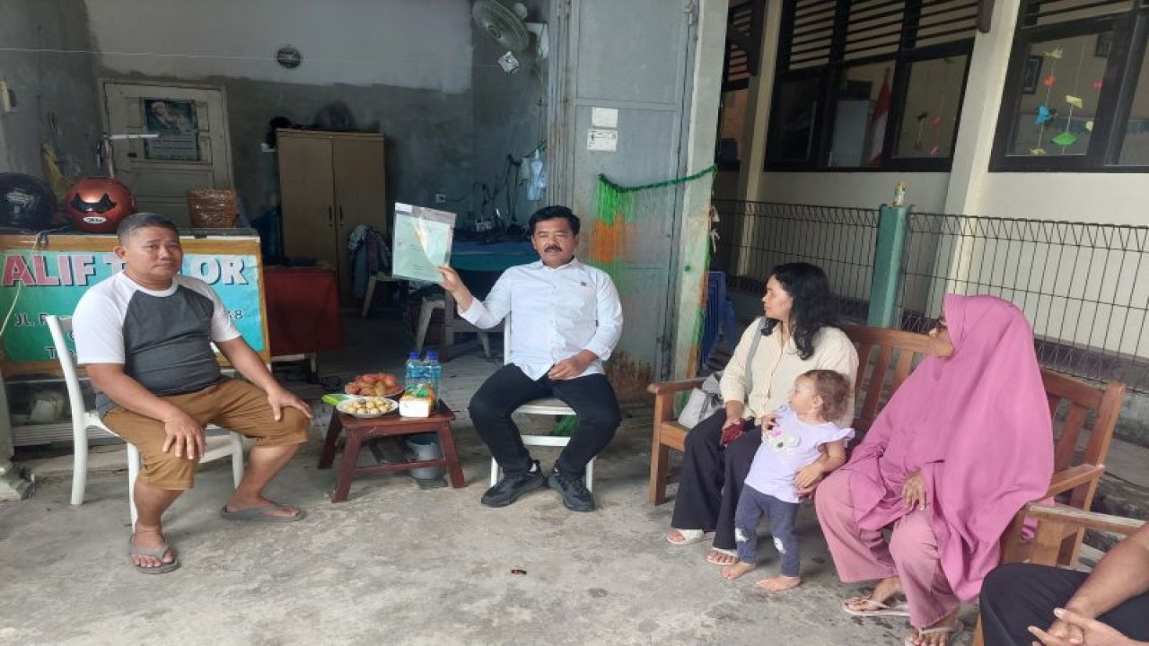 Menteri ATR/Kepala BPN Hadi Tjahjanto (dua kiri) saat berdialog dengan masyarakat dalam acara penyerahan sertipikat tanah di Kota Balikpapan, Kalimantan Timur pada Selasa (16/1/2024). (ANTARA/Adimas Raditya)