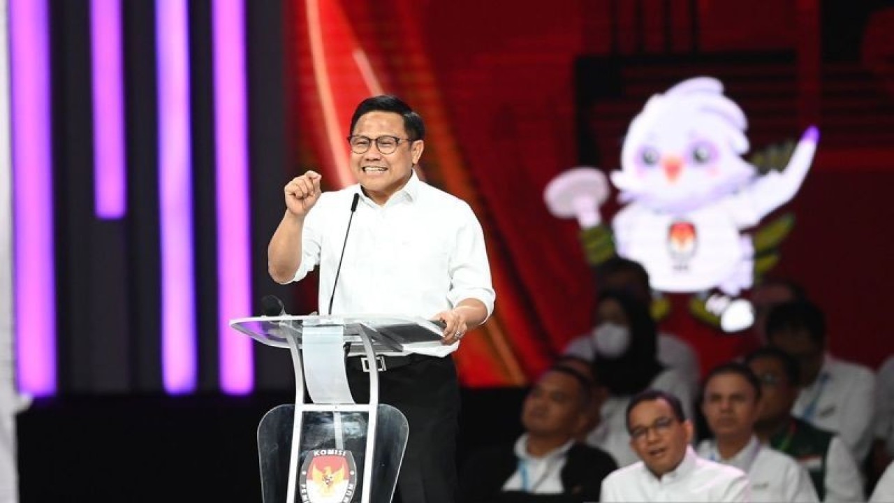 Cawapres nomor urut 1 Muhaimin Iskandar menyampaikan pandangannya saat Debat Keempat Pilpres 2024 di Jakarta Convention Center (JCC), Jakarta, Minggu (21/1/2024). Debat Keempat Pilpres 2024 mengangkat tema terkait pembangunan berkelanjutan, sumber daya alam, lingkungan hidup, energi, pangan, agraria, masyarakat adat dan desa. ANTARA FOTO//M Risyal Hidayat/tom/pri. (Antara Foto/M Risyal Hidayat)