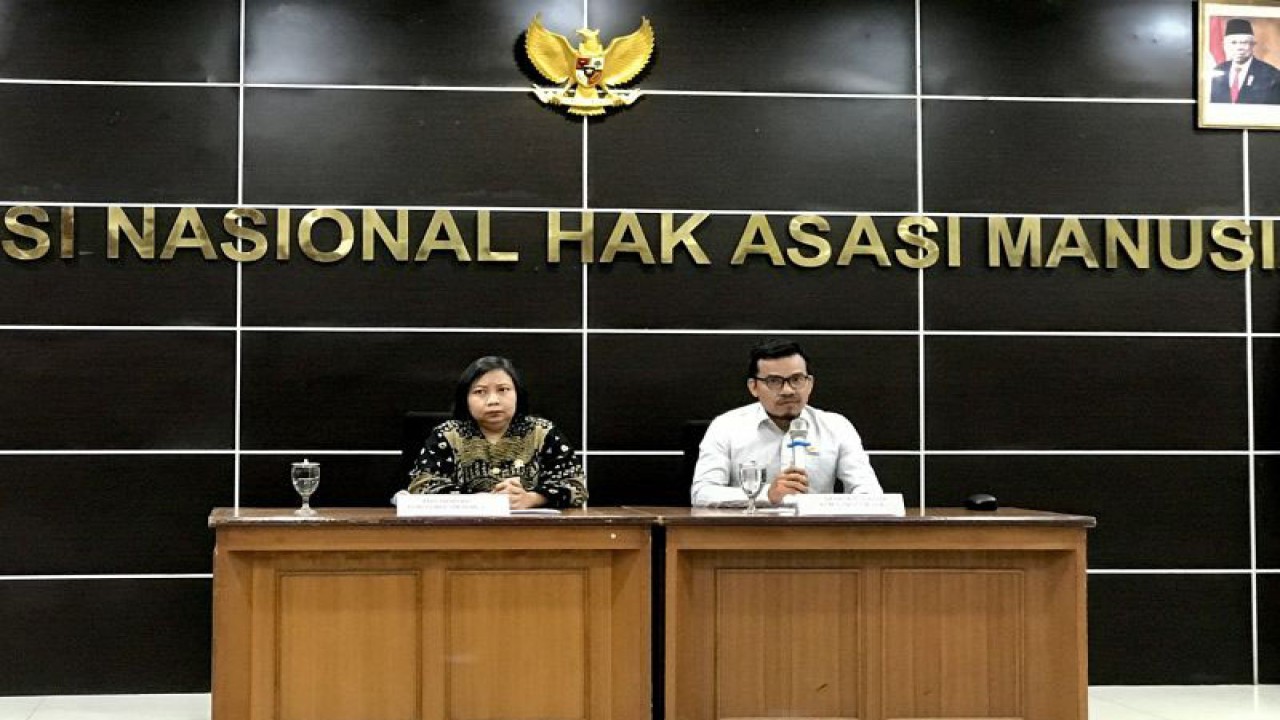 Wakil Ketua Tim Pengamatan Situasi Pemenuhan Hak Konstitusional Warga pada Pemilu 2024 Komnas HAM Anis Hidayah dan Wakil Ketua Tim Komnas HAM Saurlin P. Siagian (kanan) di Kantor Komnas HAM, Jakarta, Senin (8/1/2024) mengumumkan temuan Komnas HAM terkait insiden penganiayaan relawan Ganjar-Mahfud di Boyolali, Jawa Tengah, oleh prajurit TNI. ANTARA/Genta Tenri Mawangi.