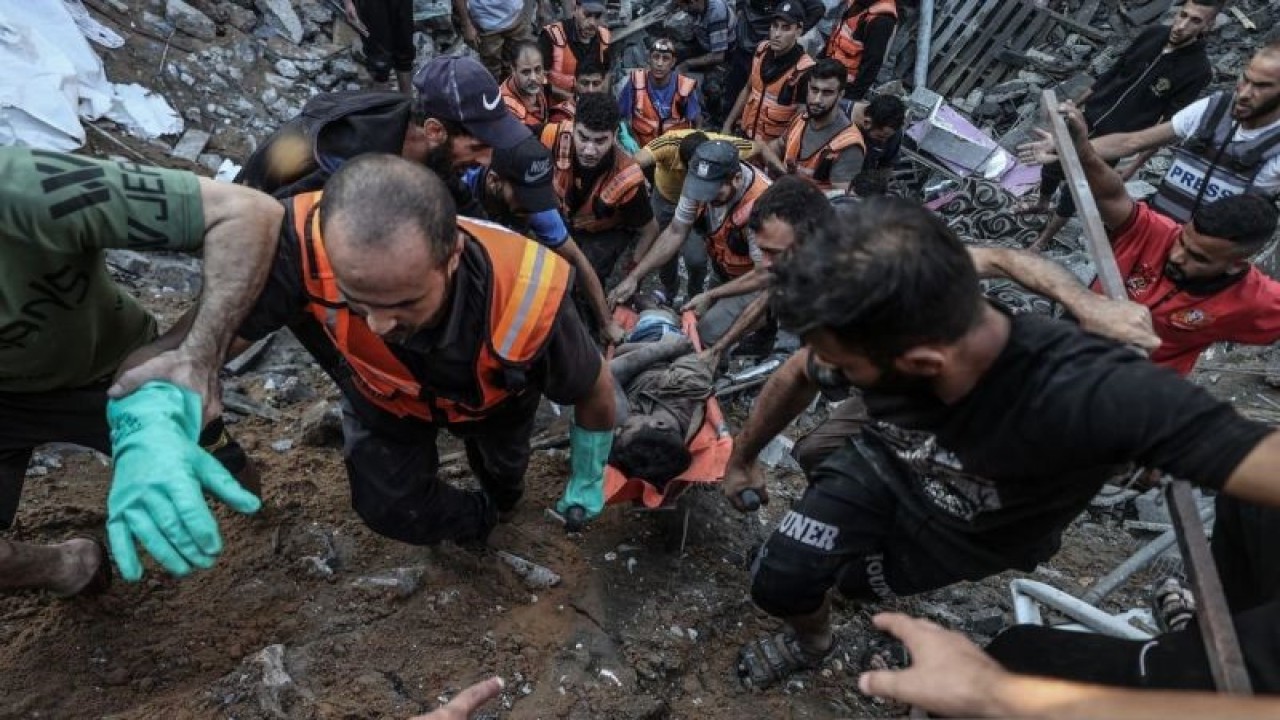 Arsip - Warga membawa seorang pria setelah dievakuasi dari reruntuhan bangunan keluarga Bakr yang hancur karena serangan Israel di Al-Shati, Kota Gaza (21/10/2023). Serangan udara Israel masih terus berlanjut hingga hari ke-15 di Gaza. ANTARA FOTO/Ali Jadallah/Anadolu via Reuters/tom.