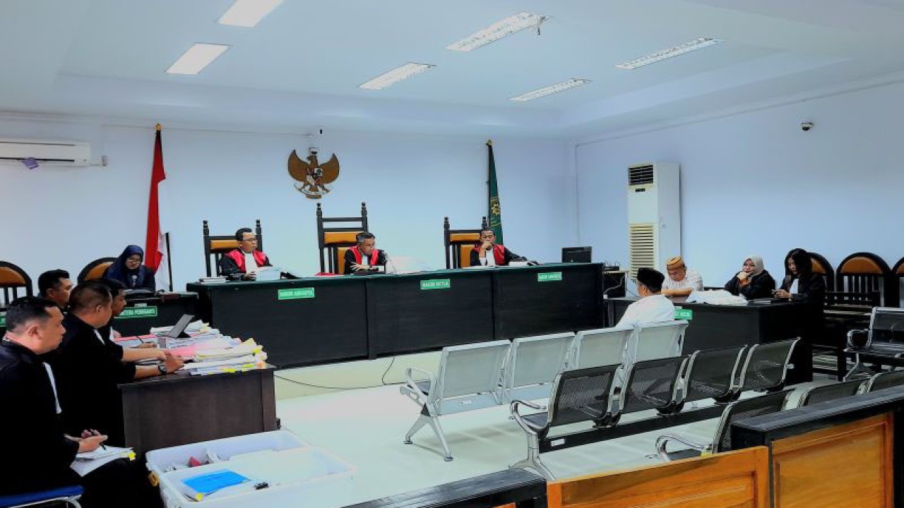 Mantan Bupati Bone Bolango Hamim Pou saat menghadiri sidang di Pengadilan Tindak Pidana Korupsi Gorontalo. (ANTARA/Zulkifli Polimengo)
