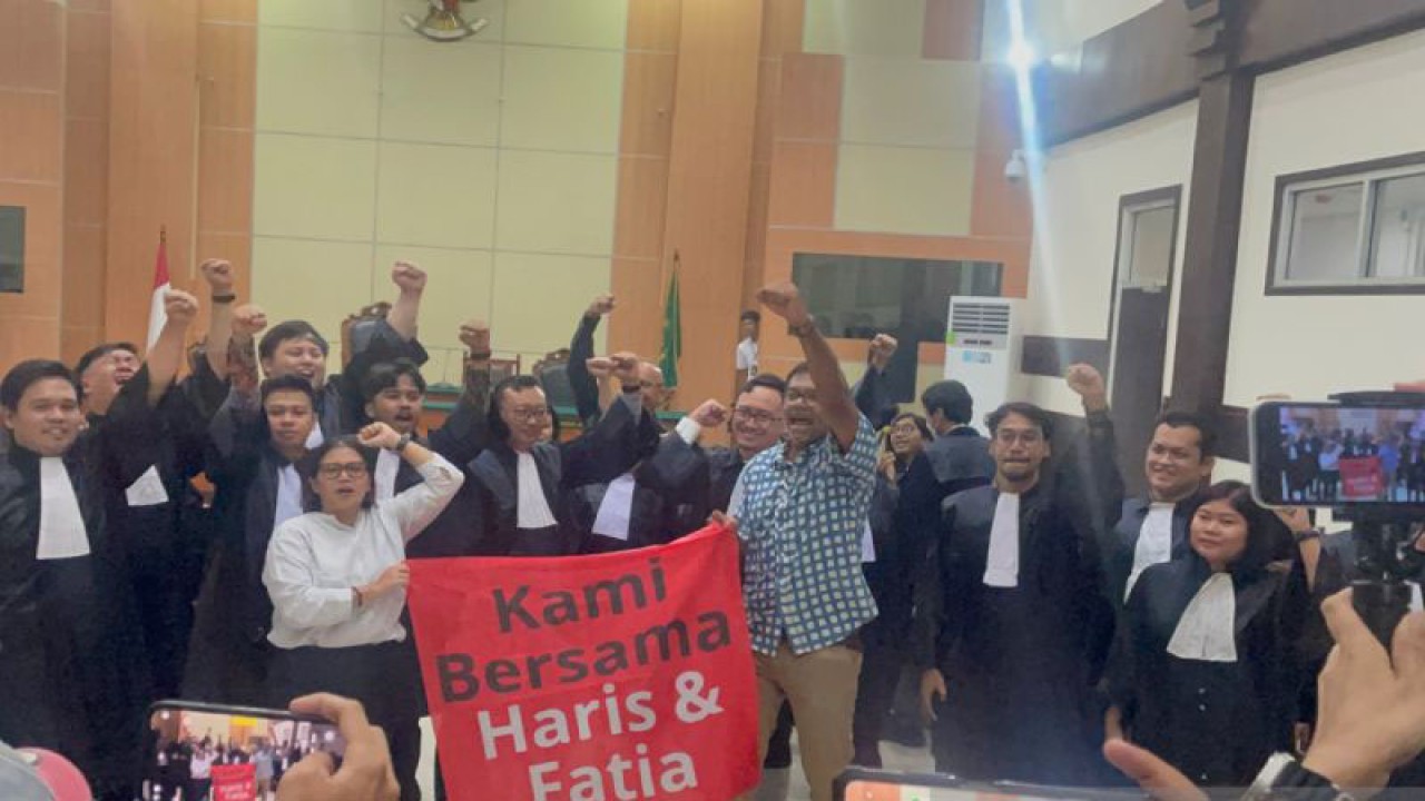 Hariz Azhar dan Fatia Maulidayanti beserta kuasa hukum merayakan putusan bebas di ruang sidang Pengadilan Negeri Jakarta Timur, Senin (8/1/2023) ANTARA/Lifia Mawaddah Putri