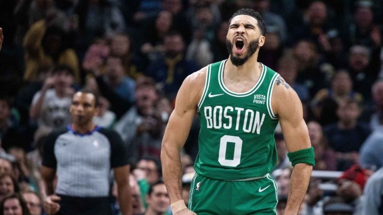 Ekspresi pebasket Boston Celtics Jayson Tatum (0) setelah adanya pelanggaran dari pebasket Indiana Pacers dalam pertandingan lanjutan NBA di Gainbridge Fieldhouse, Indiana, Amerika Serikat, Minggu (7/1/2024). Boston Celtics dalam laga tandangnya menang atas Indiana Pacers dengan skor 118-101​​​​​​​. ANTARA FOTO/USA TODAY Sports via Reuters/Trevor Ruszkowski/nym.